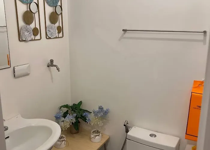 Greece Theme Boni Mrt Train Edsa 1br With Netflix Prime Hbo Max Fast Internet Pool Light Mall *